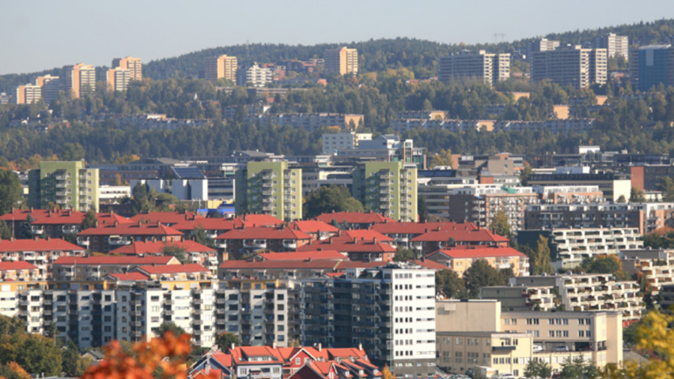 Bymiljø. Blokker og hus.
