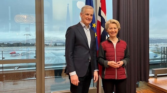 Statsminister Jonas Gahr Støre og EU-president Ursula von der Leyen blir fotografert
