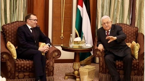 Bilde av utenriksminister Eide og Palestinas president Abbas sittende på hver sin stol og prater