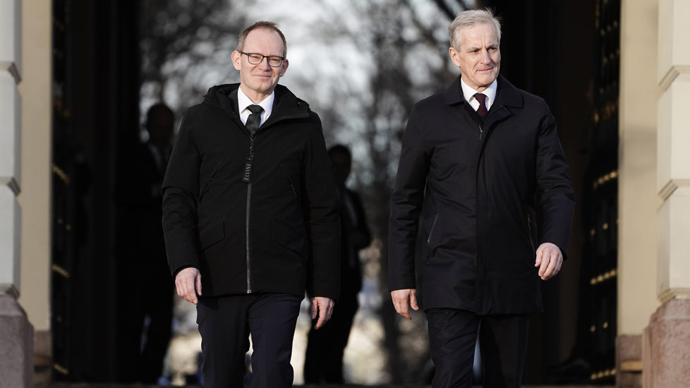 Statsminister Jonas Gahr Støre og forsknings- og høyere utviklingsminister Oddmund Hoel kommer ut fra Slottet etter statsråd.