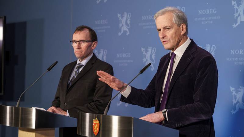 Minister of Foreign Affairs Espen Barth Eide and Prime Minister Jonas Gahr Støre at a press conference.