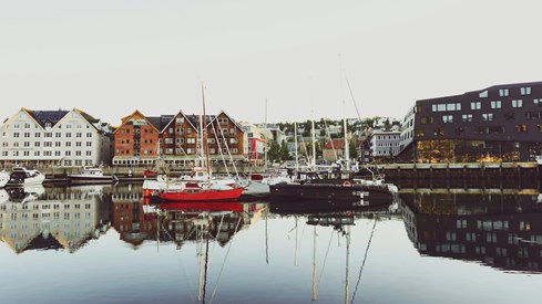 Fra Trømsø havn, en fiskebåt i forkant.