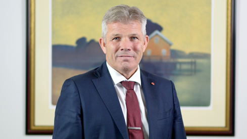 Portrett av statsråden med lys bakgrunn