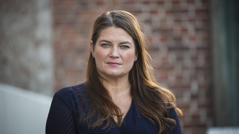 Portrett av Cecilie Myrseth med en murvegg i bakgrunnen.