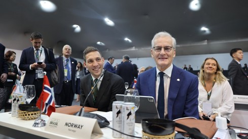 Plassene til Norge på høynivåmøtet før COP30. Støre og Bjelland Eriksen sitter ved siden av hverandre. Smiler.