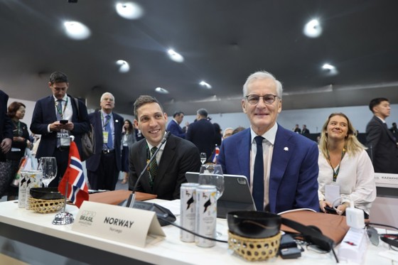 Norway's table. Bjelland Eriksen and Gahr Støre sitting next to each other.