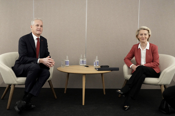 Støre og von der Leyen sitter i hver sin stol, med et lite bord imellom.