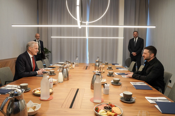 Zelenskyj og Støre på hver sin side av et møtebord.