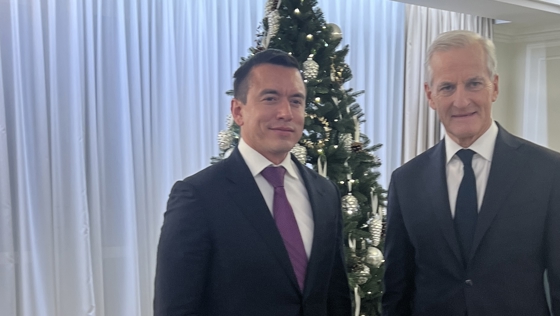 Daniel Noboa og Jonas Gahr Støre står side ved side.