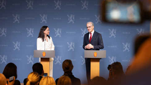 María Corina Machado og Jonas Gahr Støre holder pressekonferanse.