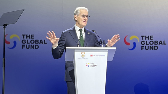 Prime Minister Støre on stage giving av speech.