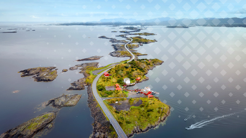 Atlanterhavsvegen. Straumsholmen i forgrunnen. Storseisundbrua ganske langt bak i bildet. Averøya i bakgrunnen.