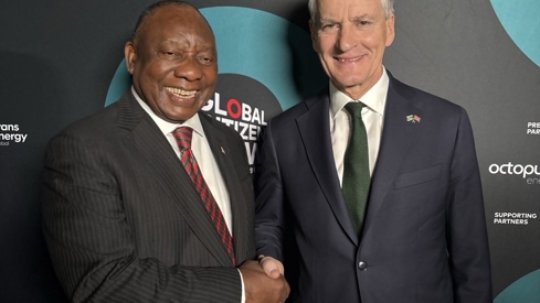 President Cyril Ramaphosa står sammen med statsminister Jonas Gahr Støre.