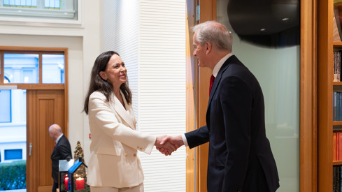 María Corina Machado håndhilser på Jonas Gahr Støre, da hun ankommer statsministerboligen.
