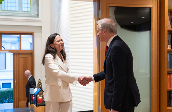 María Corina Machado håndhilser på Jonas Gahr Støre, da hun ankommer statsministerboligen.