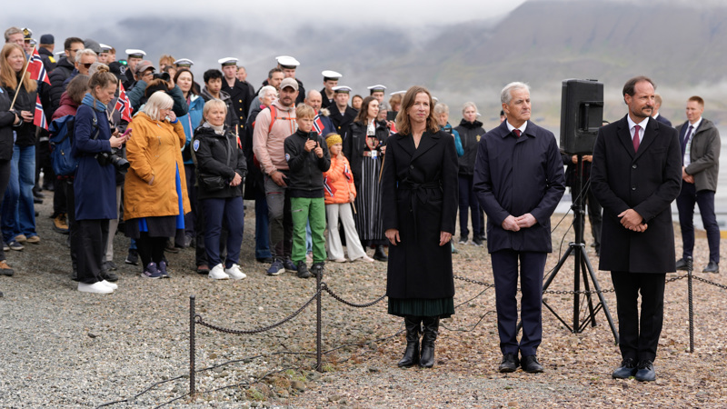 En folkemengde står til venstre for justisministeren, statsministeren og Kronprinsen.