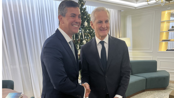 Santiago Peña møter Jonas Gahr Støre.