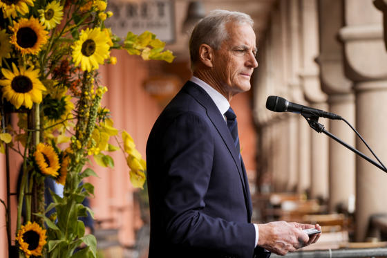 Statsminister Støre står ved mikrofon på Youngstorget.