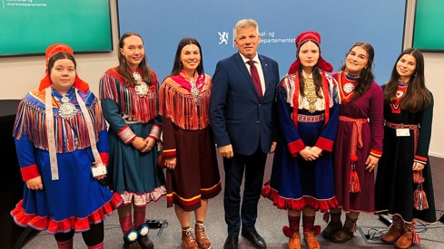 Gruppebilde med statsråden og de samiske veiviserne.