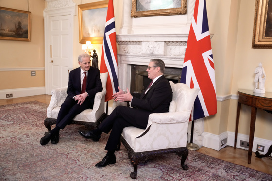 Keir Starmer og Jonas Gahr Støre sitter i hver sin stol i Downing street No 10.