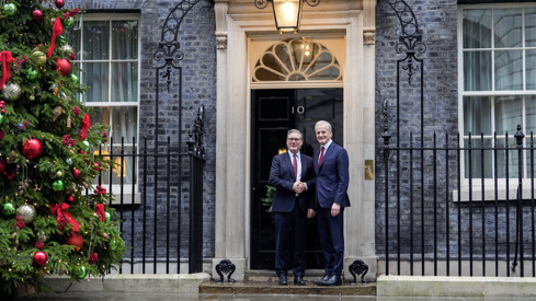 Keir Starmer ønsker Jonas Gahr Støre velkommen utenfor Downing Street No 10.