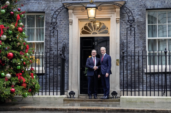 Keir Starmer ønsker Jonas Gahr Støre velkommen utenfor Downing Street No 10.