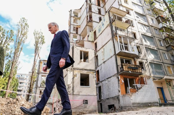 Statsministeren går i ruinene av en ni etasjes boligblokk som kollapset i Kyiv