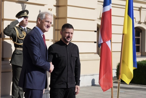 Støre ønskes velkommen av Zelenskyj utenfor presidentens kontor.