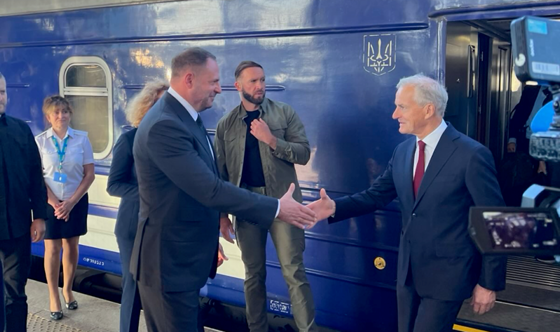 Statsministeren har gått av toget i Kyiv. Tas i mot på perrongen.