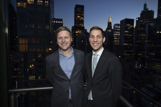 Aukrust og Bjelland Eriksen står ved siden av hverandre på en terrasse i New York. Skyskrapere i bakgrunnen.