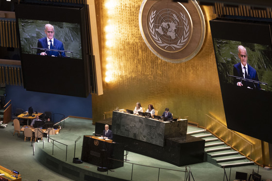 Støre på talerstolen i FN-bygningen.