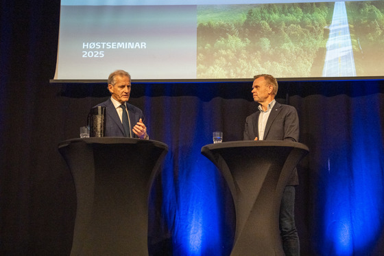 Støre og Holsether på scenen.