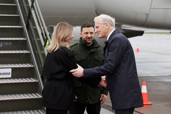Zelenskyj, Zelenska and Støre at Oslo Airport.