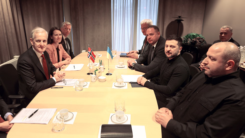 Bilde fra møtet mellom Zelenskyjs og Støres delegasjoner. Møterom på Gardermoen.