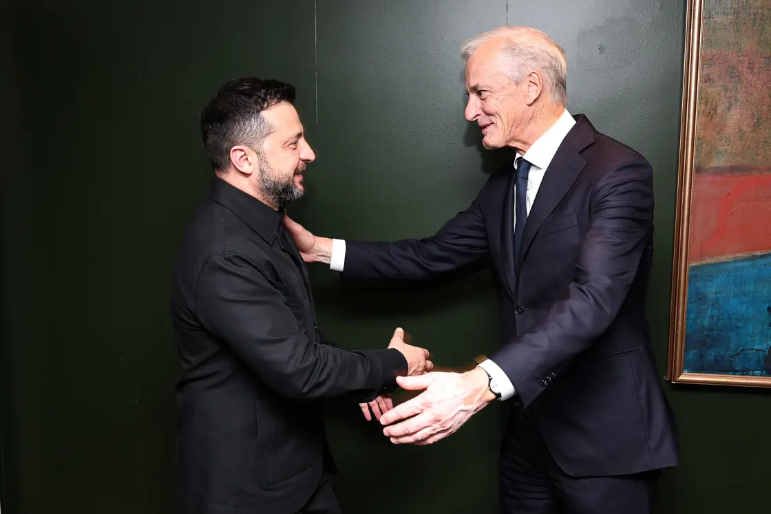 Zelenskyj og Støre hilser på hverandre.