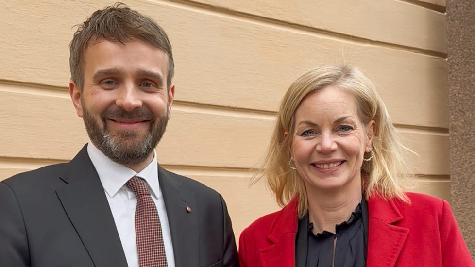 De to statsrådene står ved siden av hverandre.