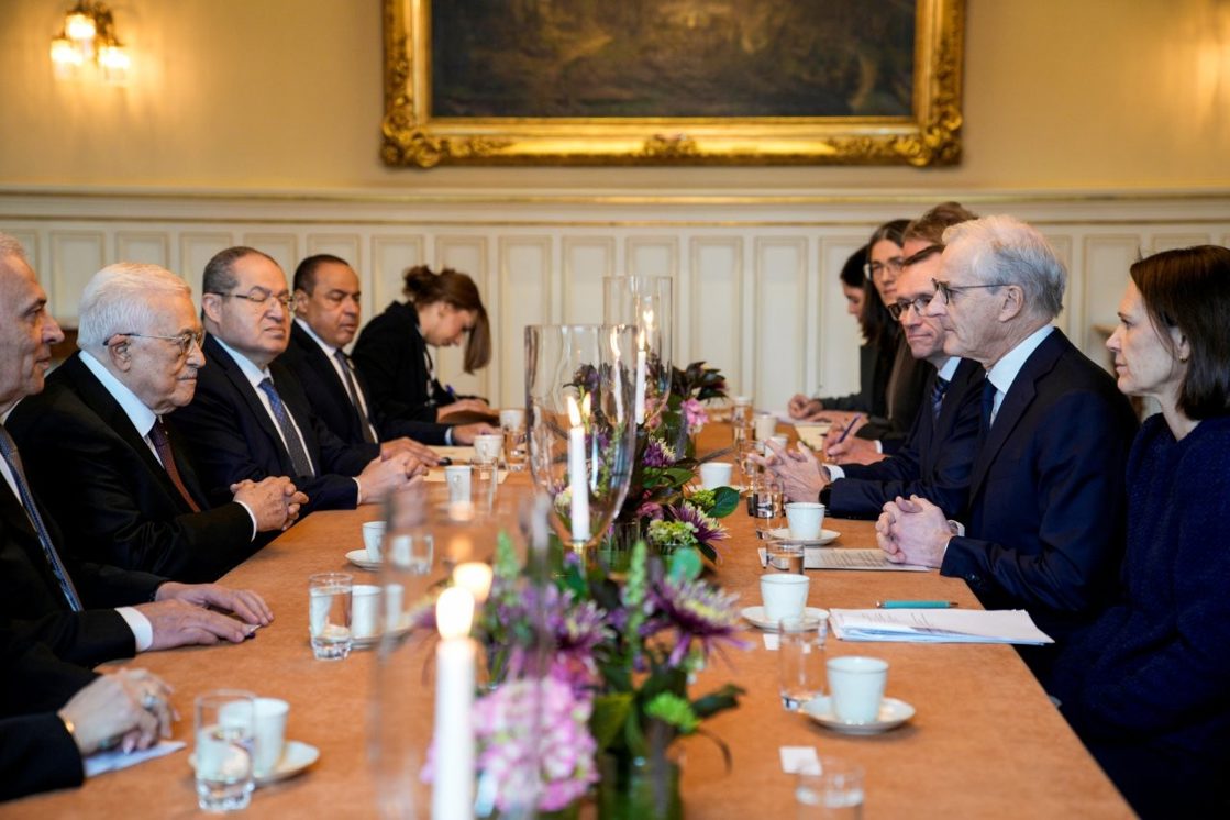 Møtebordet i Parkveien 45. Den palestinske delegasjonen sitter på venstre side av langbordet. Den norske på høyre side.