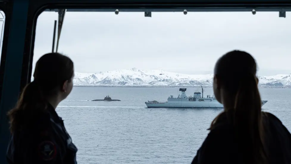 To soldater ser på skip