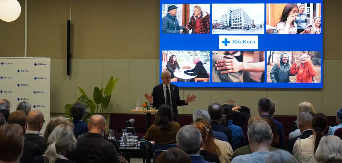 Statsministeren står foran en forsamling hos Blå Kors i Oslo.