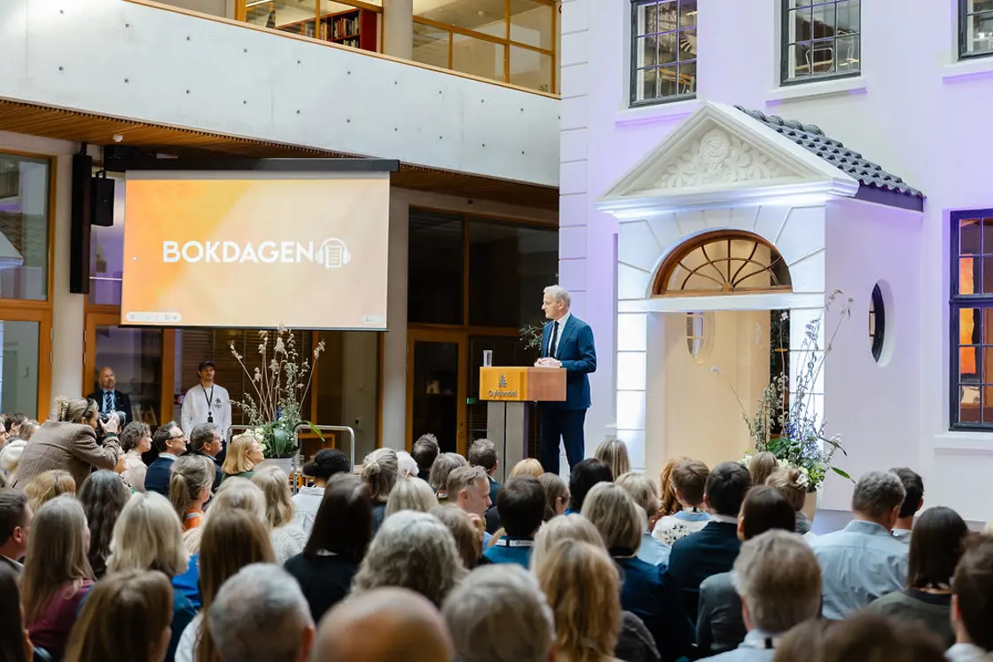 Statsministeren på scenen og publikum i salen på Gyldendalhuset.