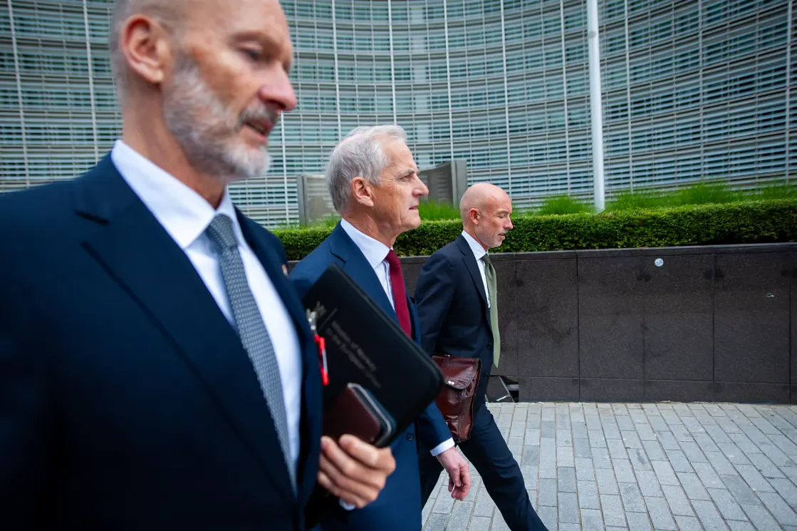 Statsministeren går på gata utenfor EU-kommisjonen i Brussel.