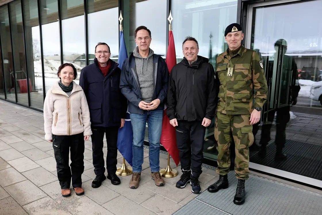 Natos generalsekretær står i midten i en gruppe på fem personer.