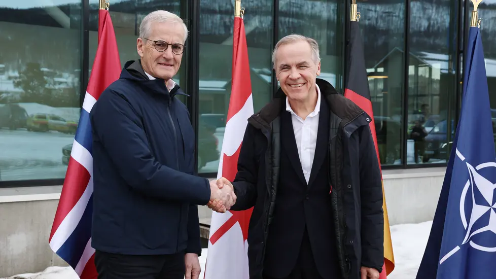 Mark Carney hilser på Jonas Gahr Støre.