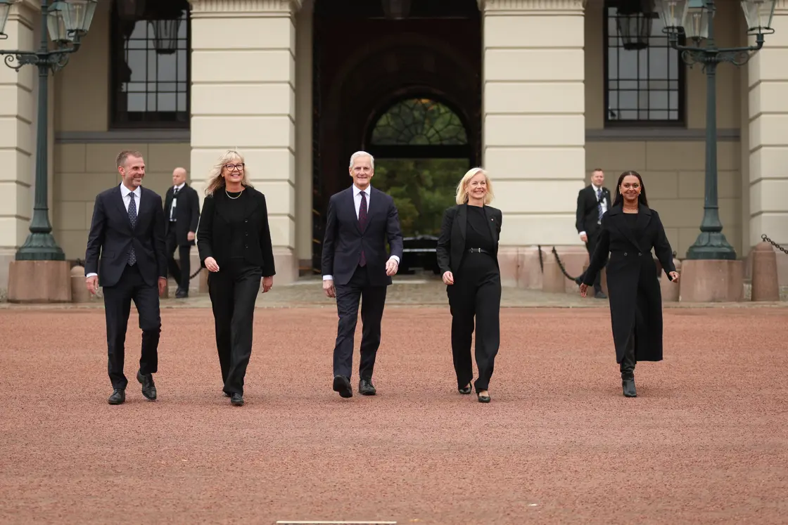 Fra Slottsplassen. Statsministeren kommer ut med nye statsråder.
