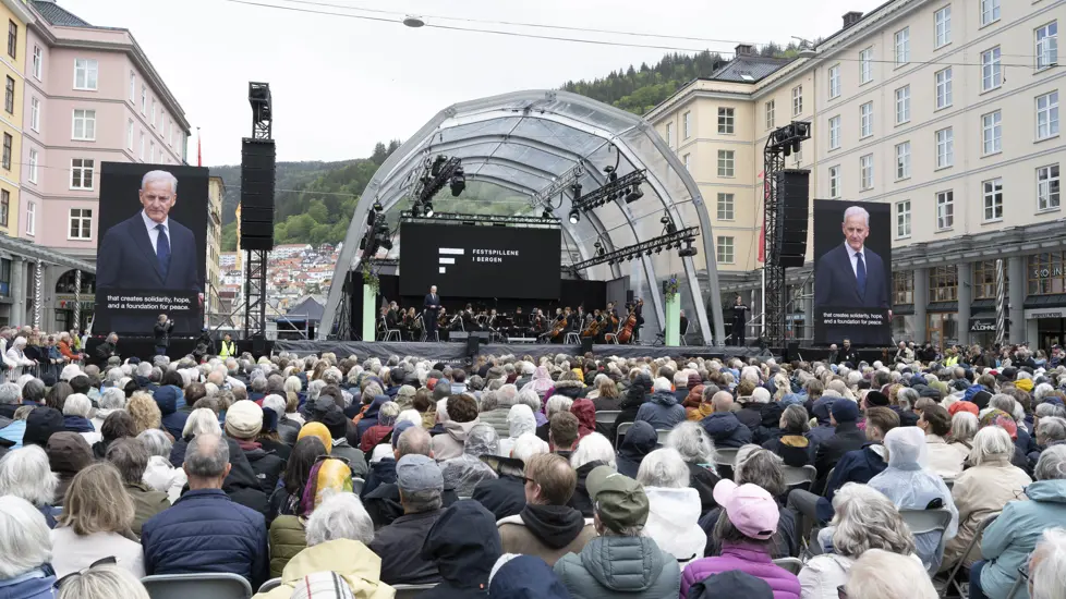 Statsministeren står på scenen foran folkemengden på Torgallmenningen.