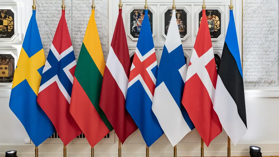 En innendørs flaggrekke med nordiske og baltiske flagg.