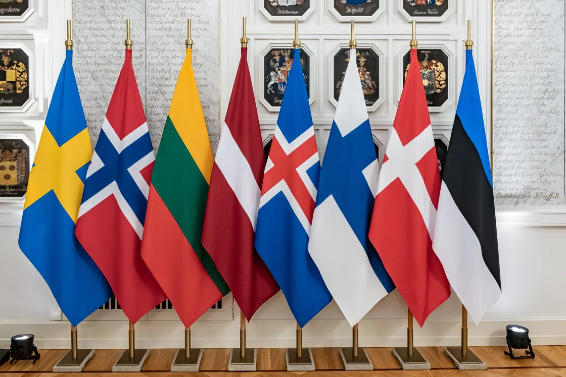 En innendørs flaggrekke med nordiske og baltiske flagg.