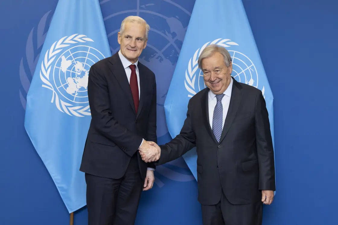 Håndtrykk med Støre og Guterres.