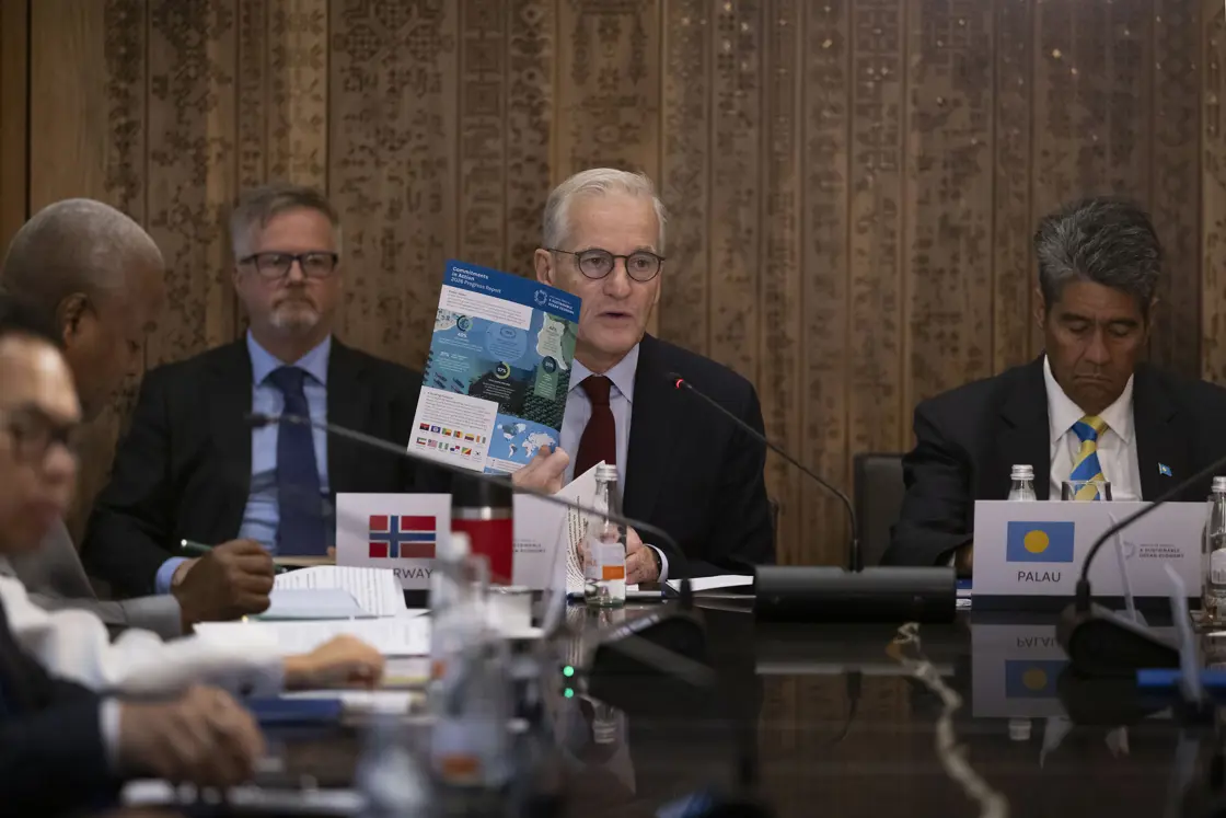 Møteromsbilde fra møte i Havpanelet. Støre leder møtet.