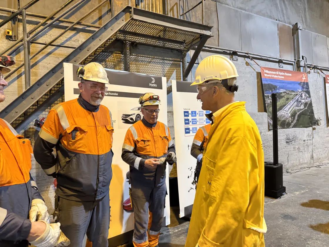 Statsministeren møter ansatte på Hydro Husnes.